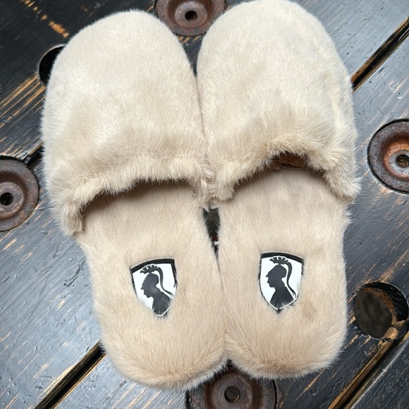 VHNY Faux Fur Slippers - Picture 1 of 10